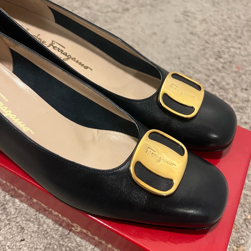 Vintage Ferragamo Boutique Navy Blue Low Heels Pumps 10 AAA